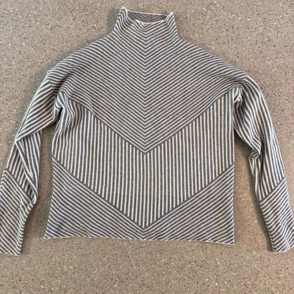 Cynthia Rowley Sweaters - Cynthia Rowley Chevron mock funnel neck crop gray white sweater Size S